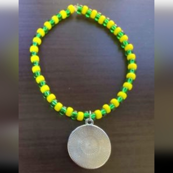 Green and Yellow Packers Beaded stretch bracelet - Picture 2 of 4